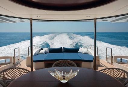 Azimut Grande 100 يخت ديناميكي يحضن المالك، ضيوفه والطاقم